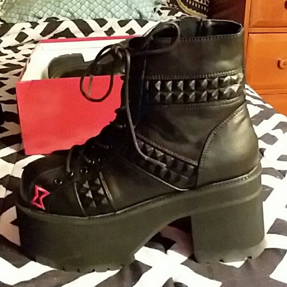 demonia boots